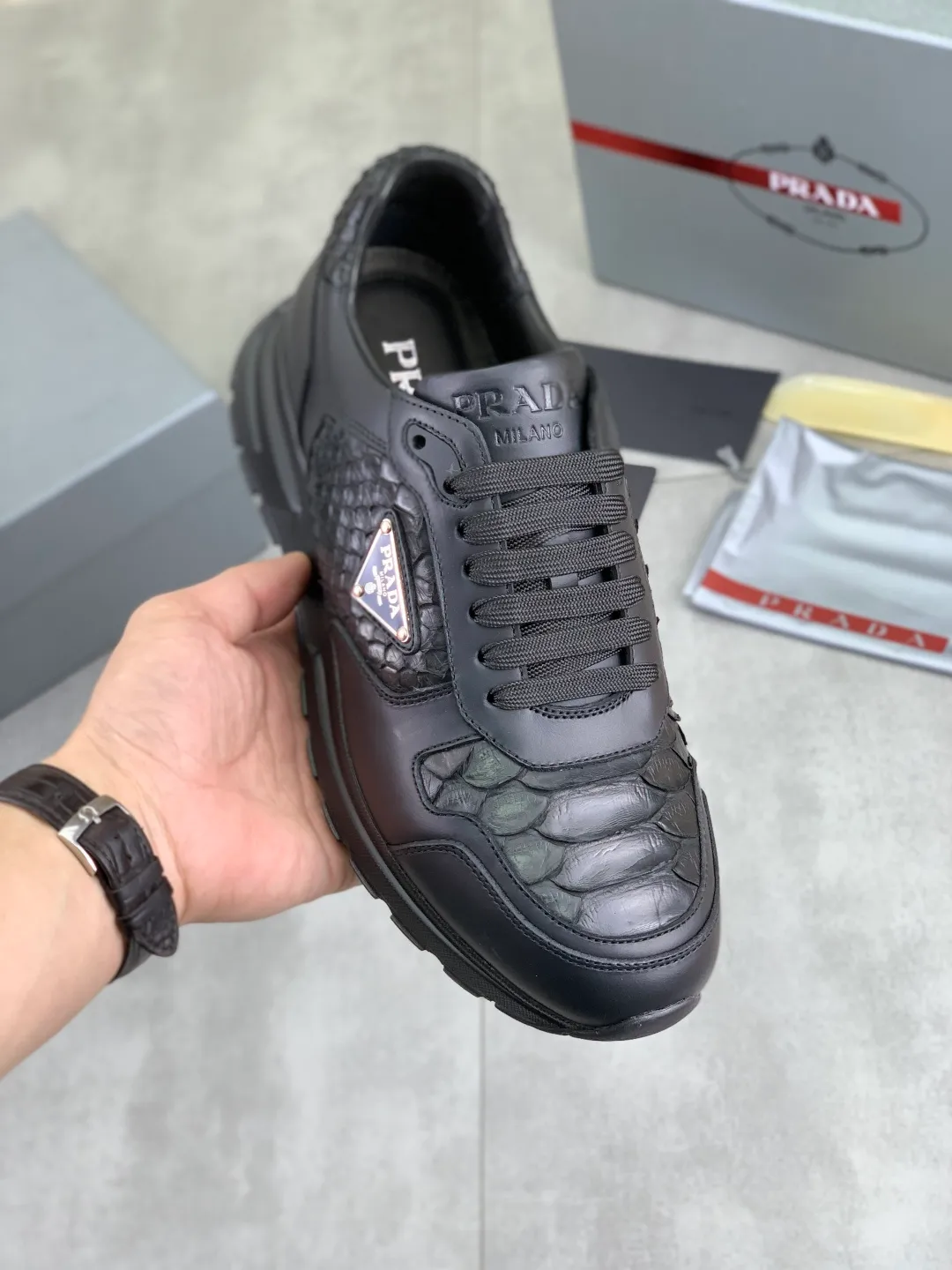Men's men's shoes💰P580💰【New model】Top quality, new popular models on the official website, which will never go out of style for a century,🆘 The trendy brand (Prada) mainly promotes popular models, avant-garde and versatile fashionable men's shoes, privately molded, with cowhide splicing and 1:1 oil edge treatment... fashionable and simple, original imported cowhide with python skin, cowhide leather lining for feet; the atmosphere and personality are more fashionable, eye-catching and pursuing class. It will subvert the old idea and be a must-have for fashionistas who want to spend time with you! Must keep it! High-end comfortable and low-cost, high-end quality workmanship. Size: 38-44 Various colors available. full package